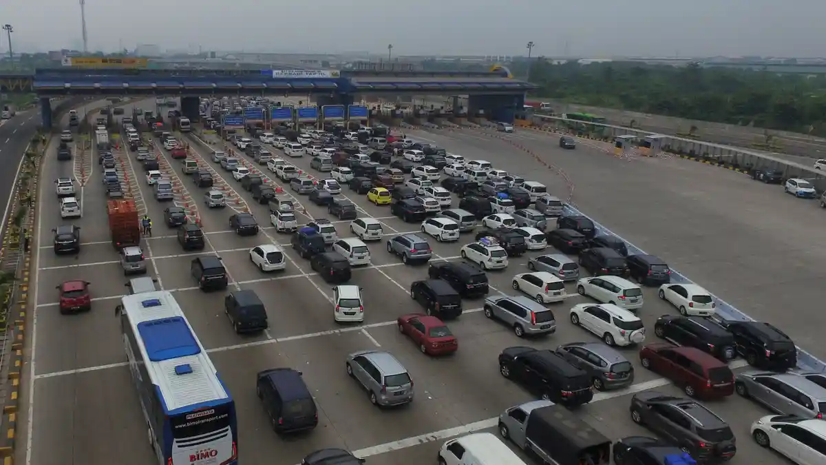 Antisipasi Arus Padat Libur Akhir Tahun Pemerintah Batasi Truk dan Liburkan Pembangunan Proyek