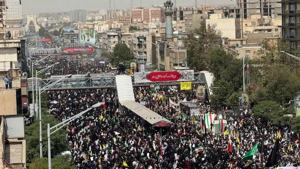 Kesedihan dan Gema Perlawanan di Jalanan Teheran, Ribuan Warga Iran Hadiri Pemakaman Akbar