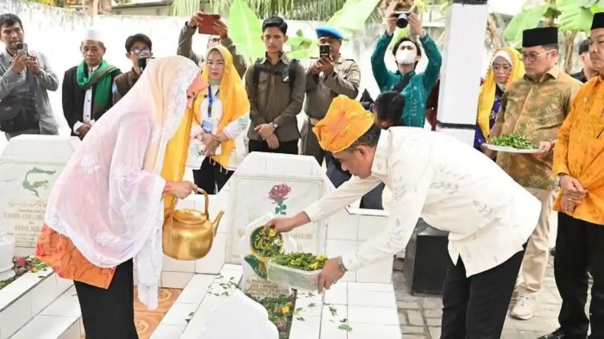 Gubernur Sulteng Anwar Hafid Bareng Istri Ziarah Makam Abdul Azis Lamadjido - Kubur-Azis-Lamadjido-2025-1.jpg