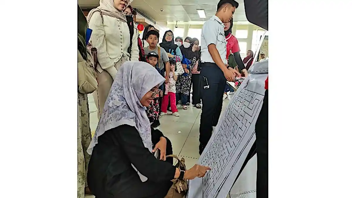 Rayakan Imlek, LRT Jabodebek Bagi-bagi Souvenir dan Angpau di Stasiun