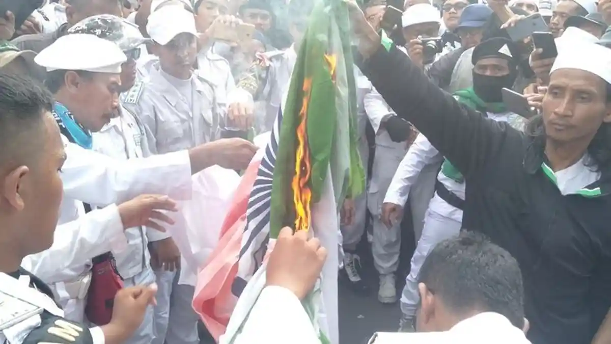 Massa Bakar Bendera India Protes Kekerasan, Duta Besar India Keberatan dan Tolak Temui Demonstran