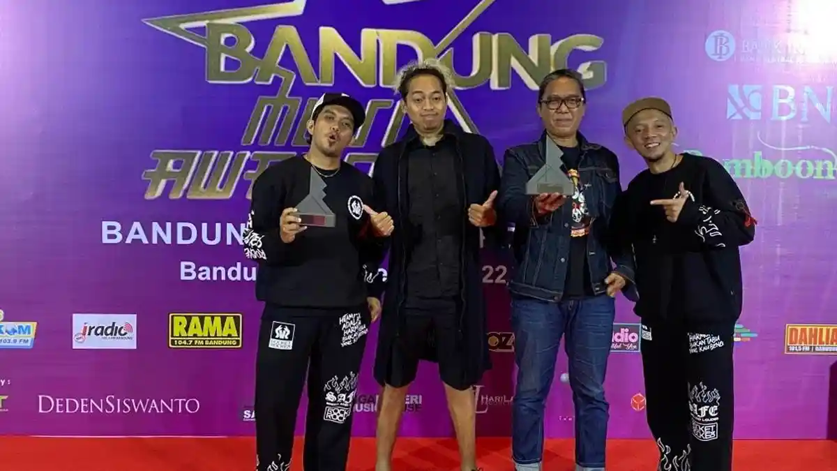 Rocket Rockers x Kuburan Band Jadi Duo Rock Terpopuler di Bandung Music Awards 2022