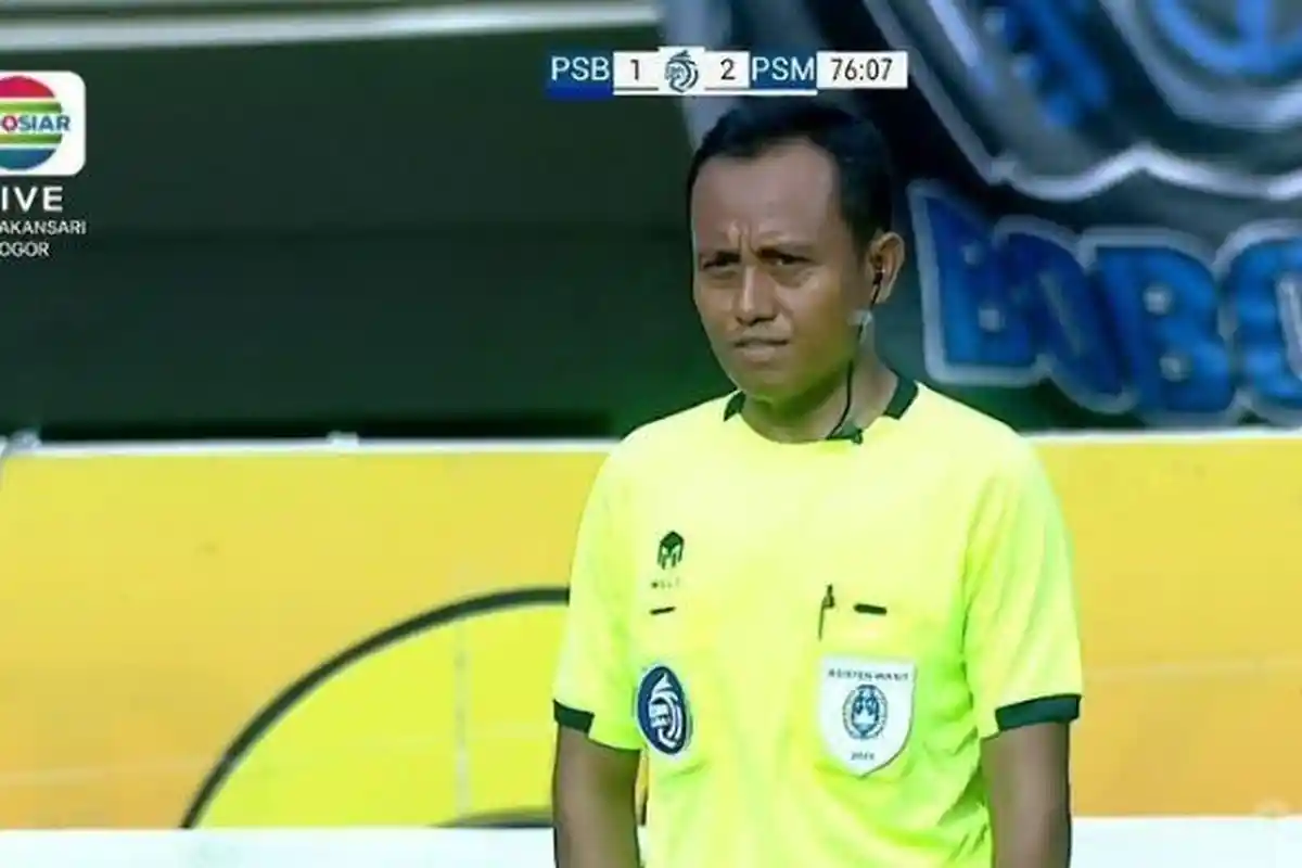 Sosok Wasit Hakim Garis Jadi Sorotan Bobotoh, Berkali-kali Angkat Bendera Offside ke Pemain Persib
