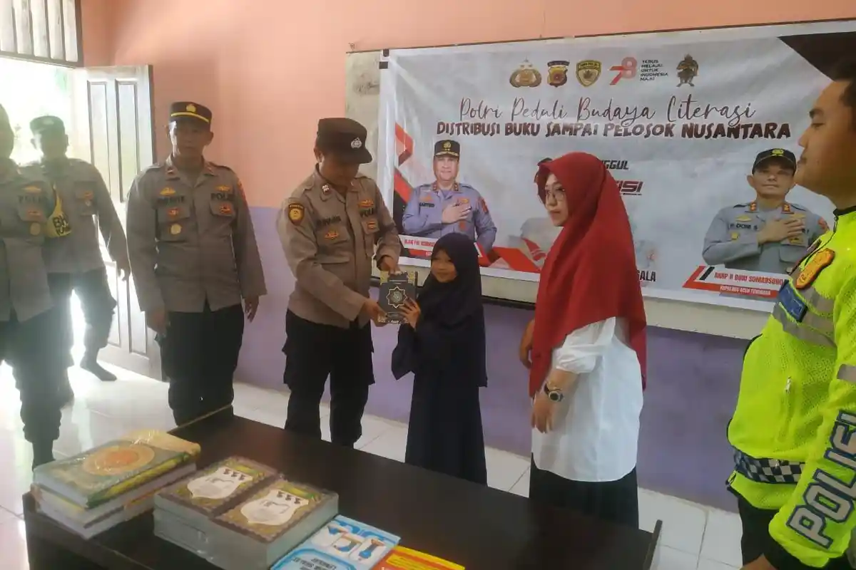 Polres Aceh Tenggara Bagikan Buku ke SDIT Sabilun Najah Desa Lawe Loning Aman