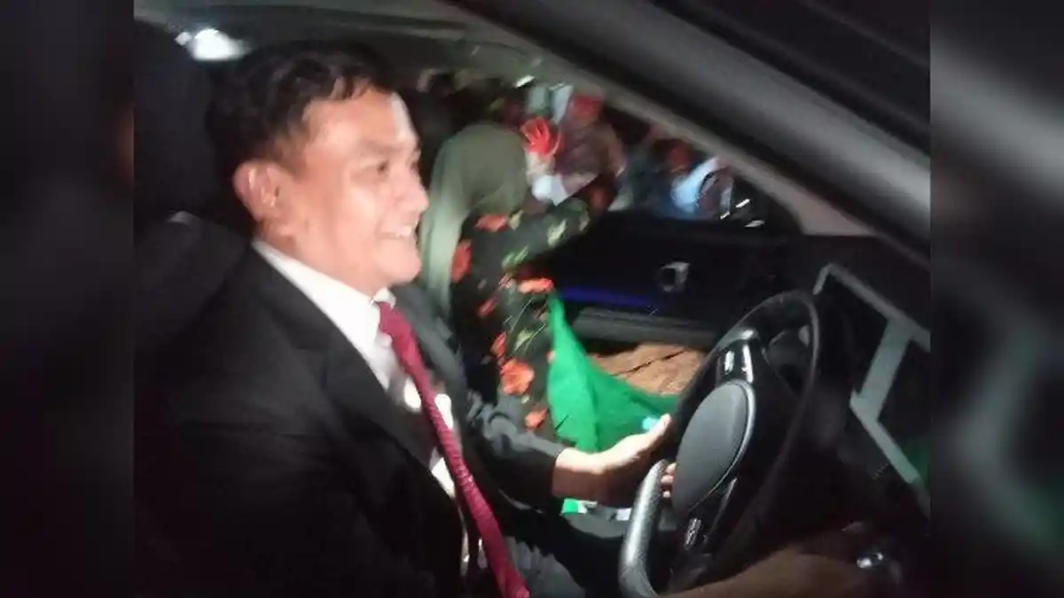Usai Rapat Paripurna Sertijab Bupati & Wabup Majalengka, Dedi Supandi Setir Mobil Sendiri ke Bandung
