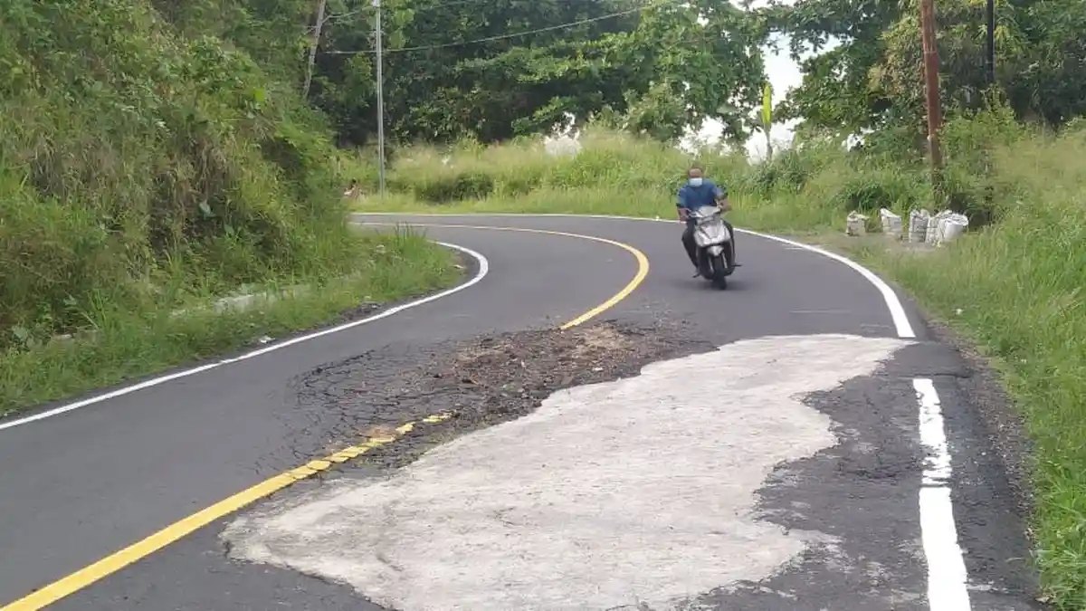 Waspada! Jalan Berlubang di Kecamatan Tidore Timur Intai Pengendara