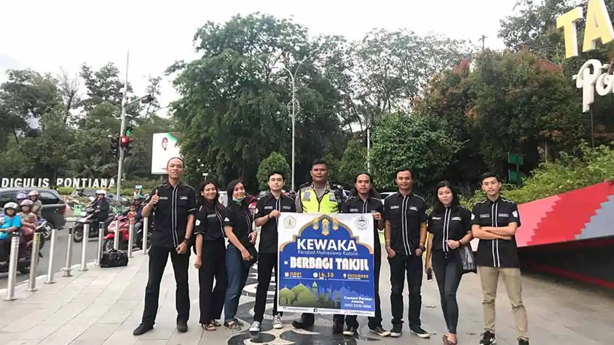 Kerabat Mahasiswa Katolik Fisip Untan Berbagi Takjil di Bundaran Digulis