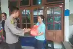 Kapolsek-Singaraja-Serahkan-Bingkisan-Pada-Keluarga-Linmas.jpg