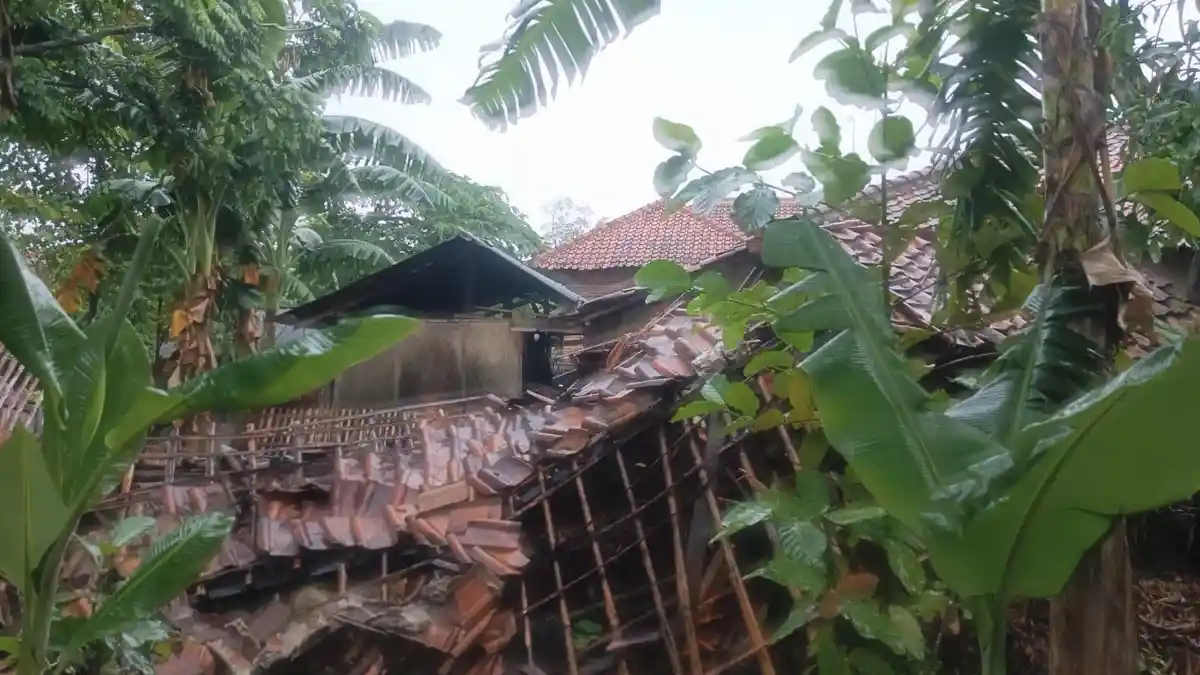 Puting Beliung Terjang Subang, Terbangkan Atap dan Robohkan Dinding, Kemensos Catat 59 Rumah Rusak