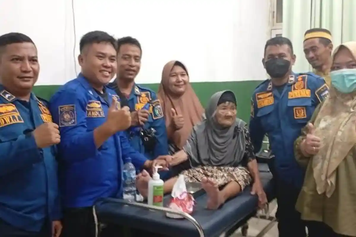 Petugas Damkarmat Pringsewu Lepaskan Cincin dari Tangan Pasien Lansia
