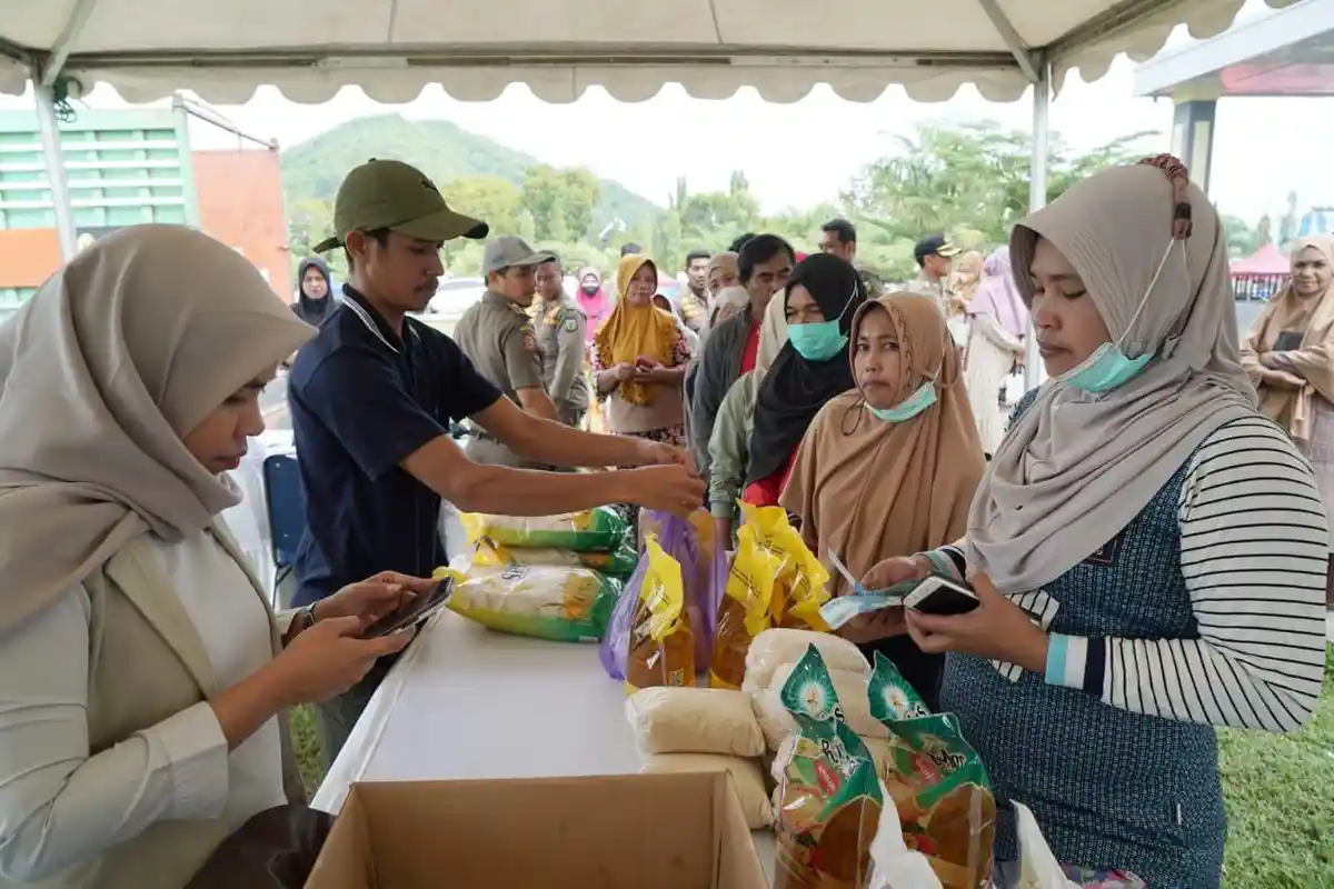 Pasar Murah di Lapangan Andi Djemma Luwu, Beras Premium 5 Kg Rp45 Ribu, Minyak Rp 27 Ribu 2 Liter