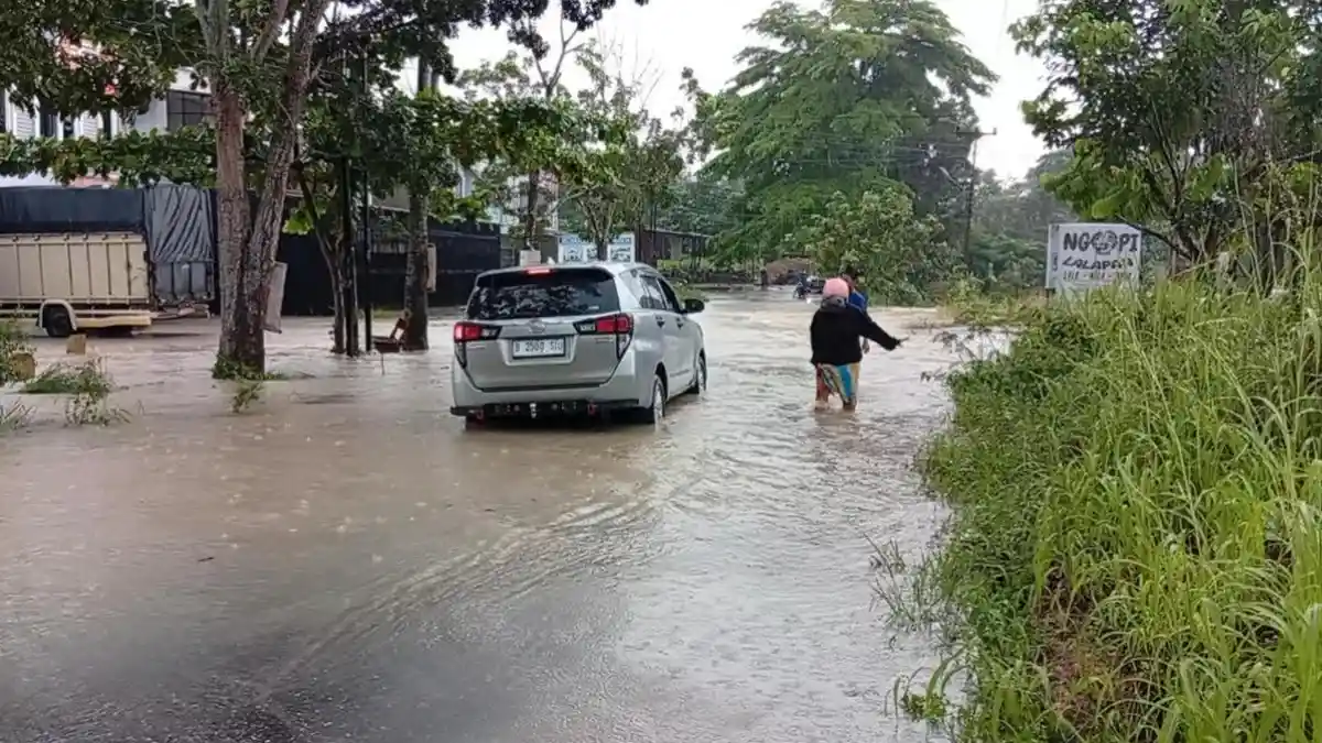 Jalan Singgalang-Lintas Timur Pekanbaru Banjir, Pengendara Sepmor Pilih Putar Balik