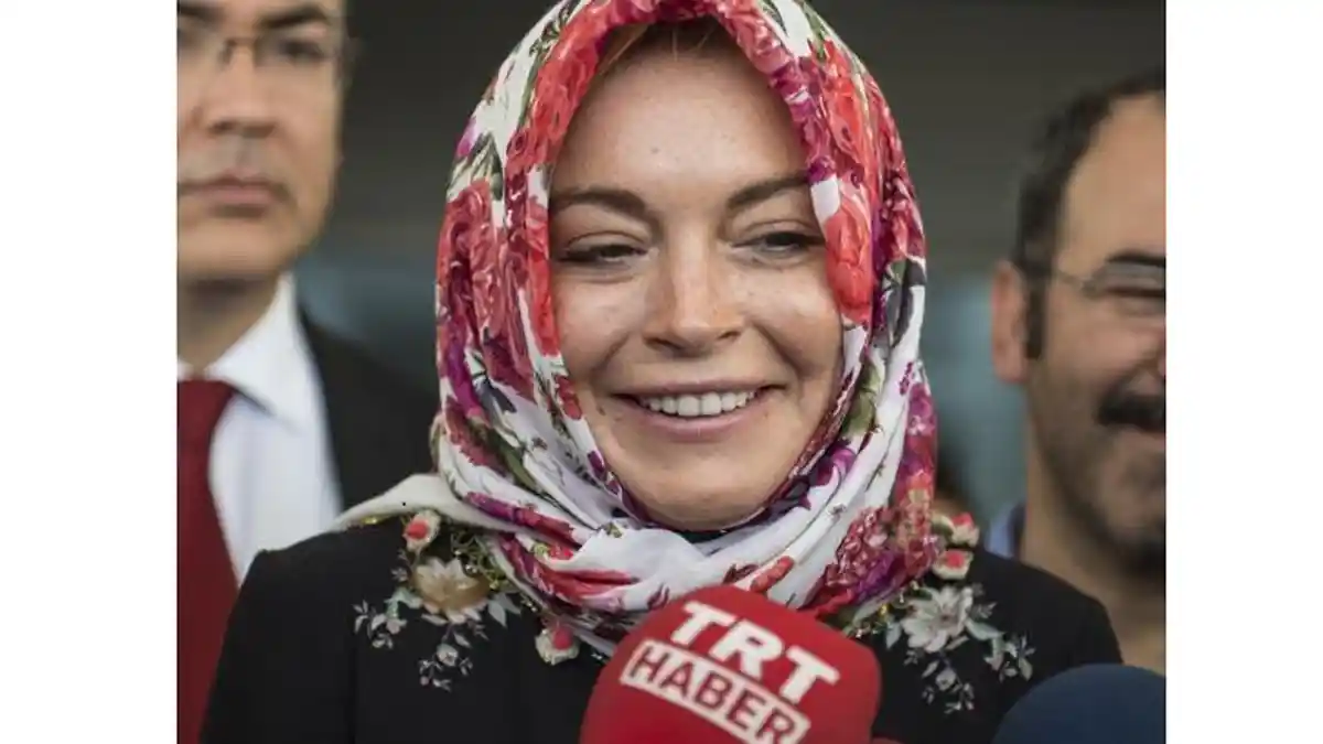 Diisukan Muallaf, Ada Cerita Mengharukan di Balik Jilbab Lindsay Lohan ini