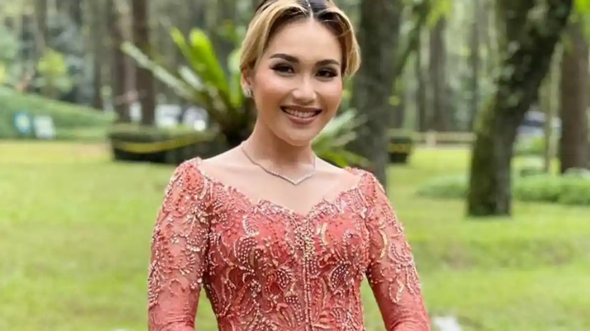 Rahasia Wajah Mulus Ayu Ting Ting, Putri Ayah Rozak Ketahuan Pakai Bedak Ini