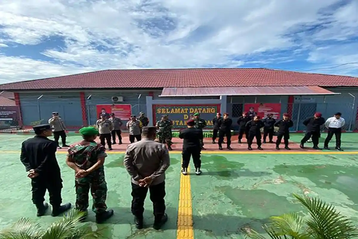 Rutan Sambas Geledah Kamar Hunian, Tes Urin Warga Binaan, Temukan Barang Dilarang