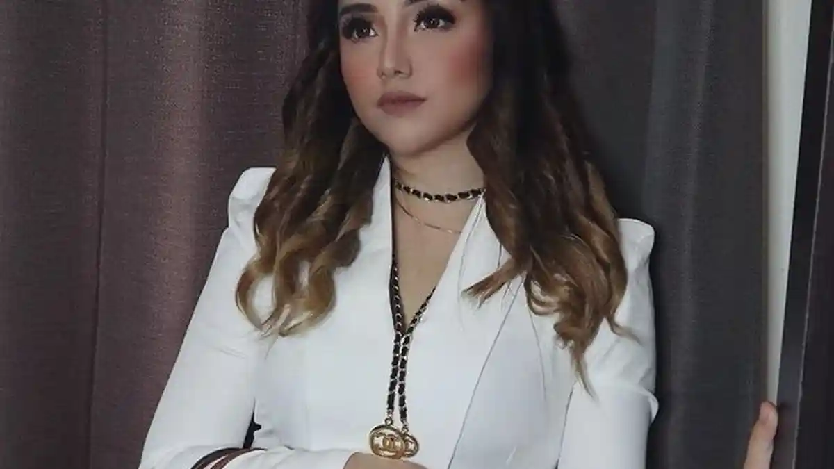 Salmafina Sunan Unggah Foto Mesra Bareng Pria Bule Setelah Sembuh dari Sakit
