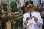 Masyarakat Mesuji Serahkan Senjata Api Ilegal kepada Aparat TNI