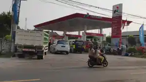 Kendaraan-angkutan-umum-ikut-mengantri-di-SPBU-di-Tuban-sopir-akui-kaget.jpg