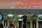 Foto-bersama-usai-penyerahan-penghargaan-oleh-BPOLBF-kepada-lima-Sahabat-Ekosistem-Pariwisata.jpg