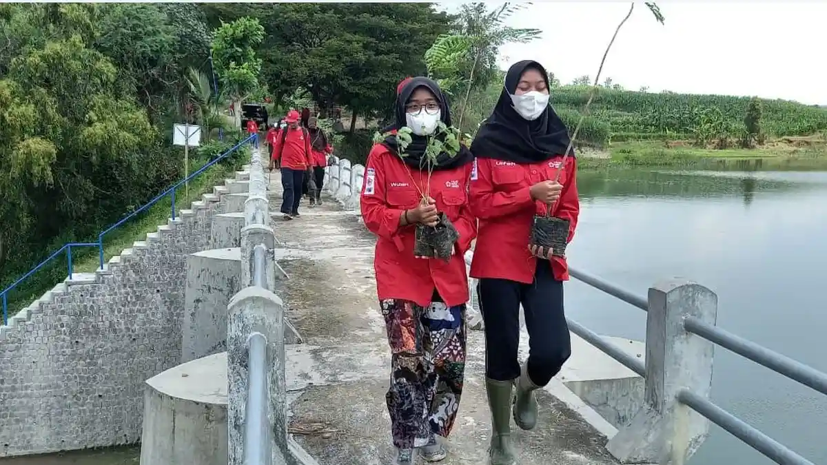 Peringati Hari Air, Forum Peduli DAS Sragen Tanam Bibit Pohon di Embung Ngepringan Jenar