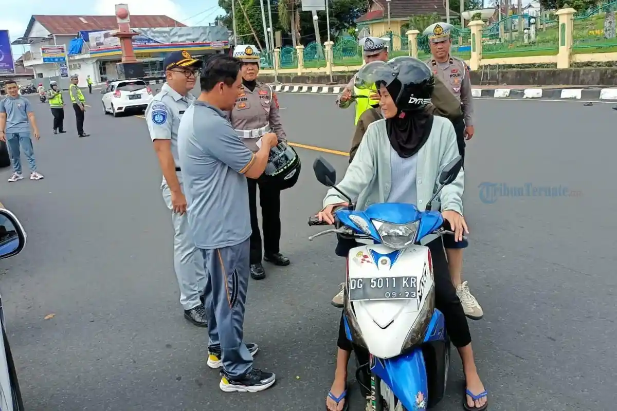 Polisi dan Jasa Raharja Bagi-bagi Helm Gratis ke Pengendara Sepeda Motor di Ternate