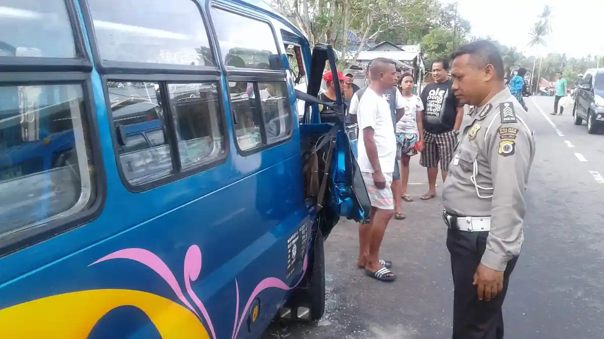 Minibus Tabrak Angkutan Kota Jurusan Wai, sang Sopir di Bawah Pengaruh Minuman Keras