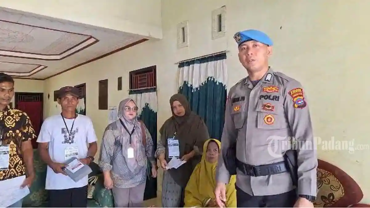Jemput Bola, KPPS di Pasaman Barat Datangi Warga Sakit untuk Mencoblos PSU DPD RI Sumbar