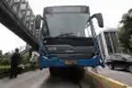 Bus Transjakarta Tabrak Separator di Depan Ratu Plaza