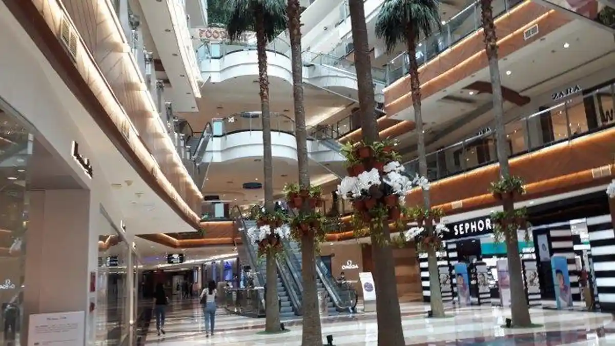 Mall Jakarta Beroperasi, Pengunjung Serbu Baju Diskon 75 Persen