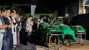 Puluhan-orang-melaksanakan-shalat-jenazah-massal-korban-kecelakaan.jpg