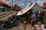 Korban Banjir Pesing Mengungsi di Rel
