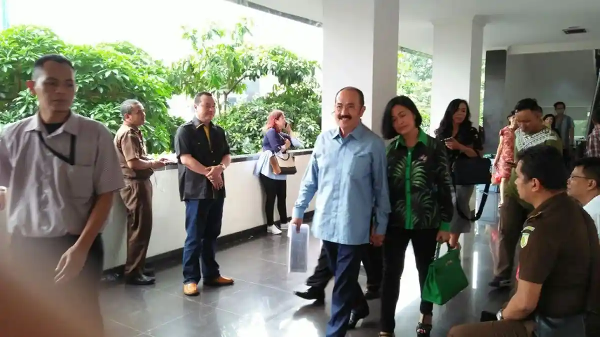 Istri dan Anak Dampingi Fredrich Hadapi Sidang Vonis