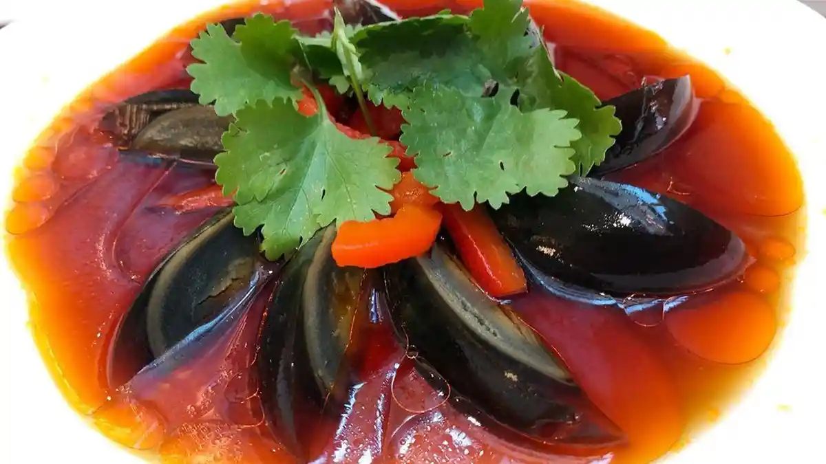 6 Makanan Terbau di Dunia yang Disukai Penduduk Lokal, Cobain Century Egg