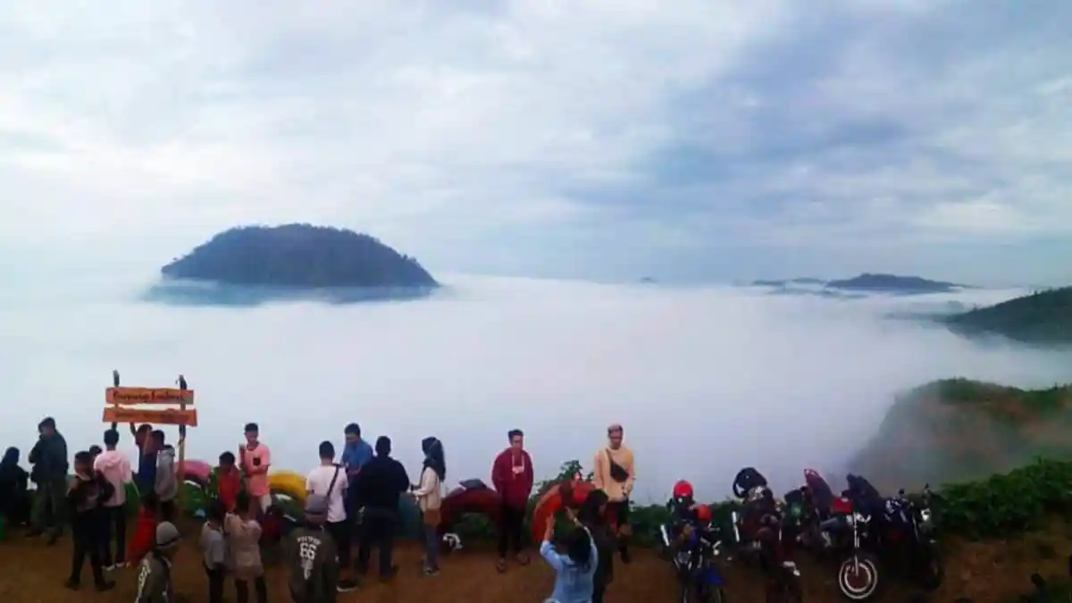 Pengunjung Gunung Boga Paser Semakin Meningkat, Tim Paralayang Mendaki Puncak Tampi