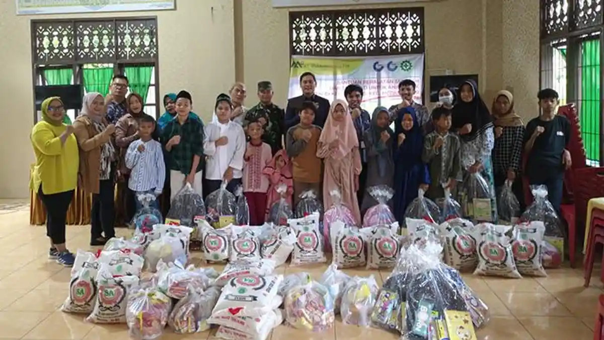 Mahkota Group Berikan CSR Peralatan Sekolah dan Sembako untuk Anak Yatim Kelurahan Perintis