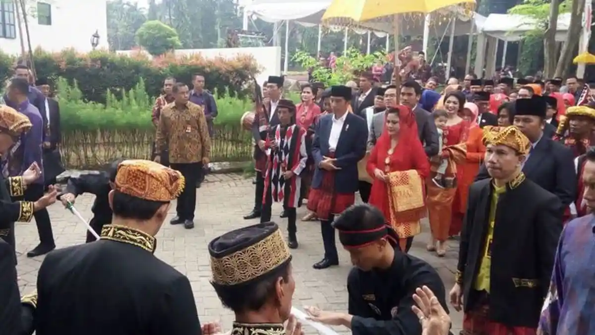Jokowi Beri Lima Ajar Poda dengan Bahasa Mandailing kepada Kahiyang-Bobby