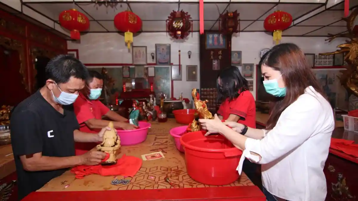 Sambut Imlek 2572 di Balikpapan, Patung Dewa Dewi Klenteng Guang De Miao Dimandikan