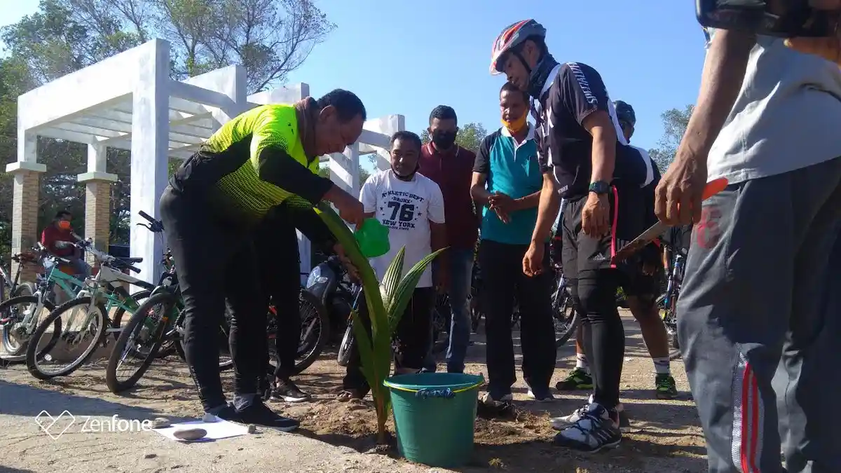 Usai Gowes Bareng Komunitas Sepeda Kupang, Wagub tanam Kelapa Hibrida di Sulamanda