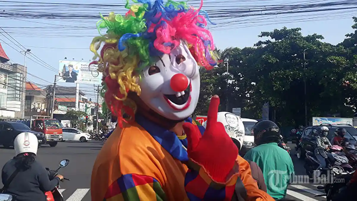 Badut Tak Mau Pergi Sebelum Diberi Uang, Pengamen Masih Menjamur di Kota Denpasar
