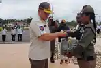 20230601_pj-bupati-maybrat-serahkan-seragam-pdl-satpol-pp.jpg