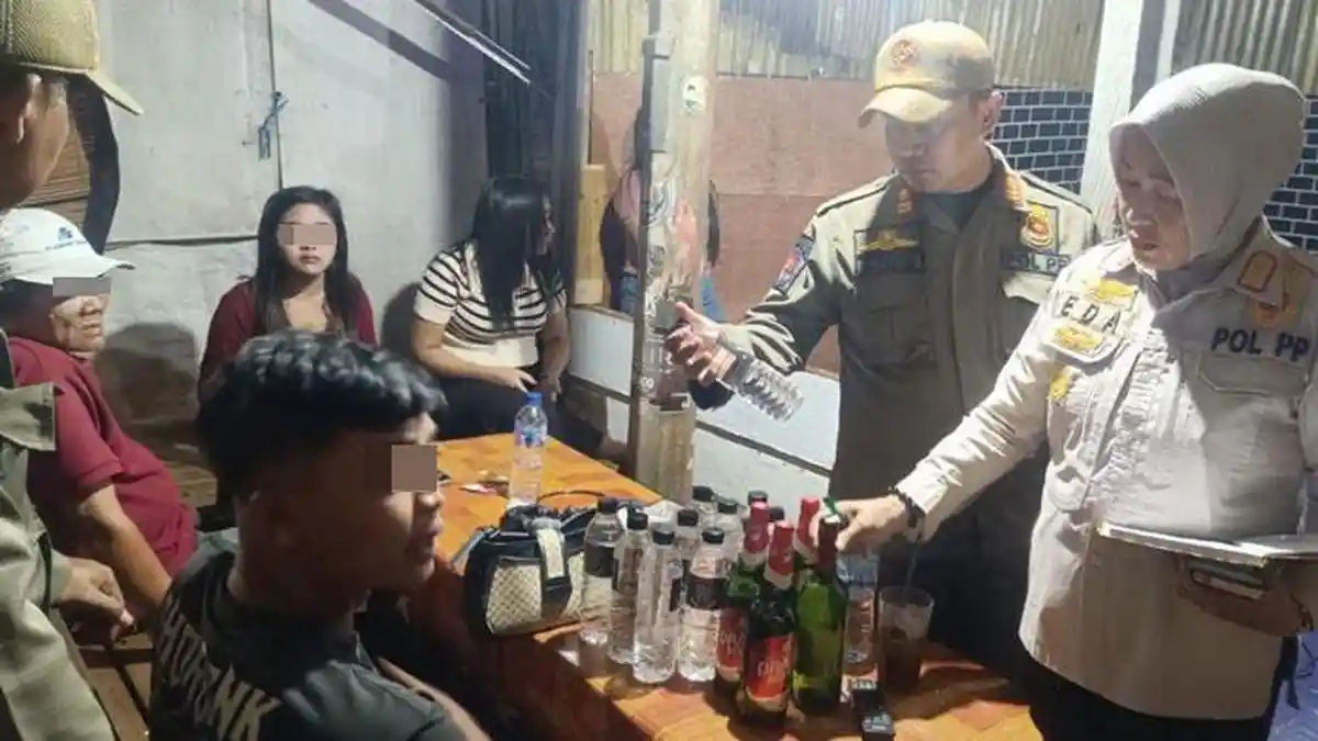 Razia Warung Kopi di Gresik, Satpol PP Amankan Belasan Miras Berbagai Merek