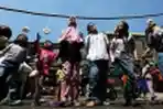Lomba Makan Kerupuk Pakai Tali Yang Diikatkan ke Kaki