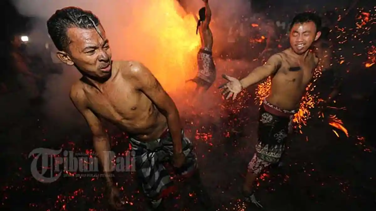 Tradisi Perang Api di Desa Nagi Ubud, Foto-fotonya Mencengangkan