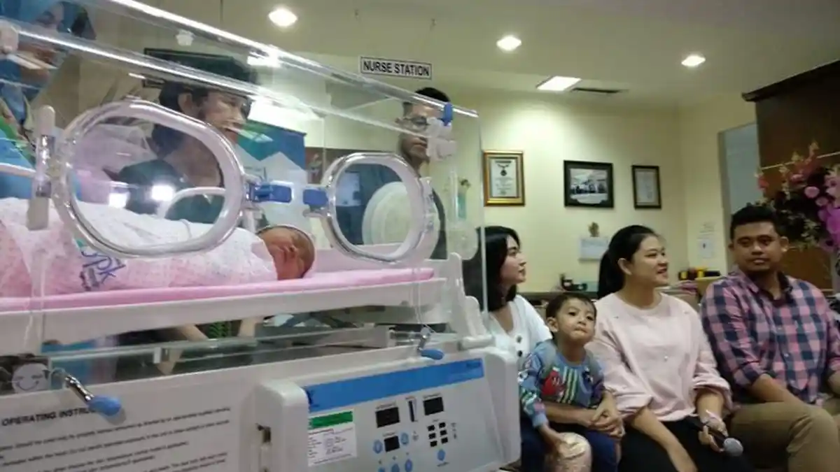 Belum Pulang Dari RS, Kahiyang dan Bobby Masih Belajar Ngurus Anak