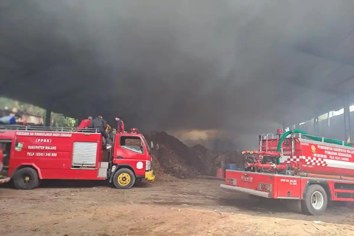 BREAKING NEWS : 18 Jam Lebih, Api yang Membakar Gudang Tatal PG Krebet Belum Padam