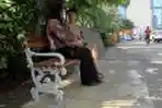 Pemprov DKI Jakarta Pasang Bangku Taman