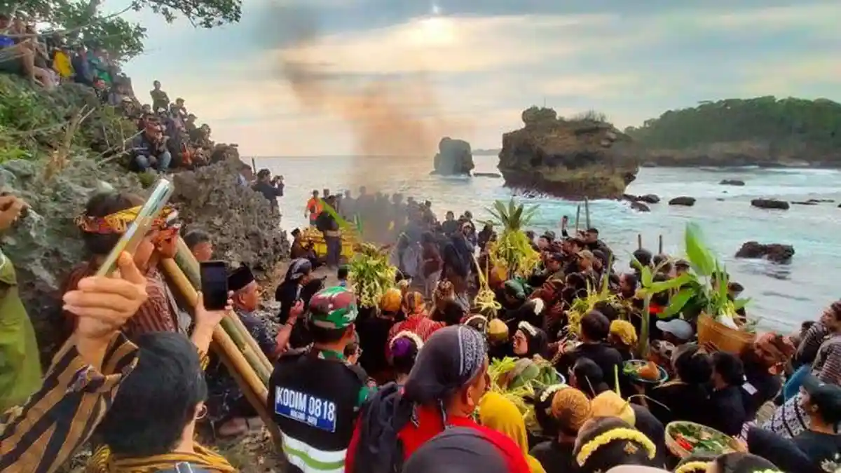 Labuhan Gunung Kombang Pantai Ngliyep, Ritual Tolak Bala dan Wujud ...