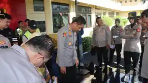 Kapolres-AKBP-Bagus-Suryo-Wibowo-menjalani-timbang-berat-badan.jpg