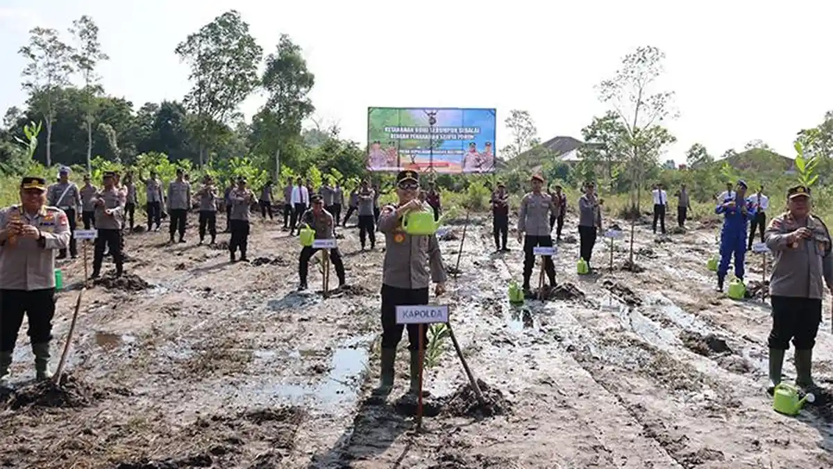 Kapolda Babel Tanam 200 Bibit Pohon di Belitung Timur, Berharap Perbaikan Lingkungan Terealisasi