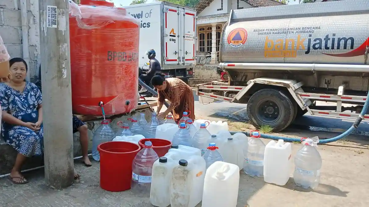 Warga Jombang Terpaksa Ambil Air Sungai, BPBD Pastikan Bantuan Air Bersih Tetap Berlanjut